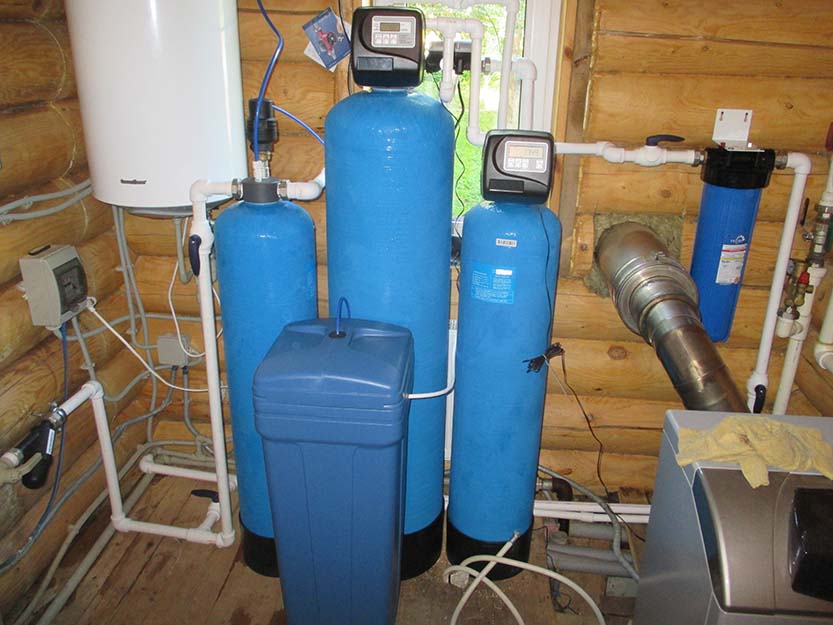Очистить воду на даче. Фильтр обезжелезиватель для воды из скважины. Система на фильтрующая для воды из скважины. Фильтр обезжелезивания воды для дачи. Станция обезжелезивания воды из скважины.