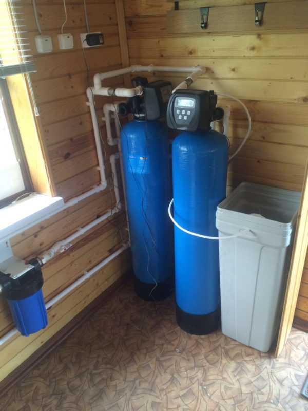 Фильтры для воды загородного. Система водоочистки от скважины. Аквафор для обезжелезивания воды для дачи. Фильтр Аквафор для скважины с солью. Система очистки воды из скважины от железа и сероводорода.